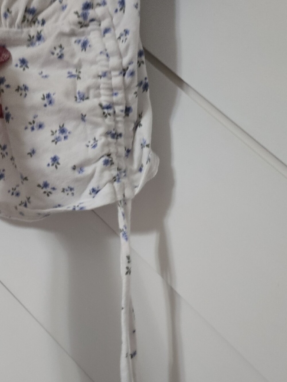 Hollister White Crop Top with Blue Floral Print - Picture 3 of 5